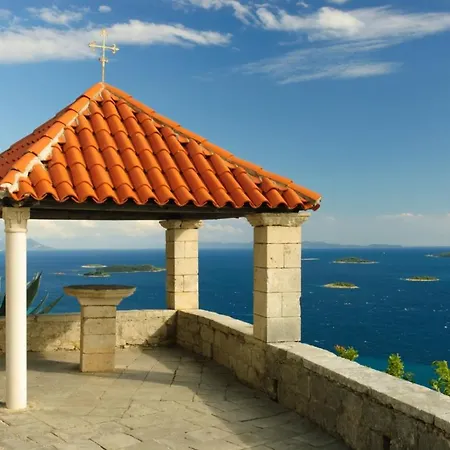 In With Seaview, Terrace, Air Condition, Wifi Apartman *